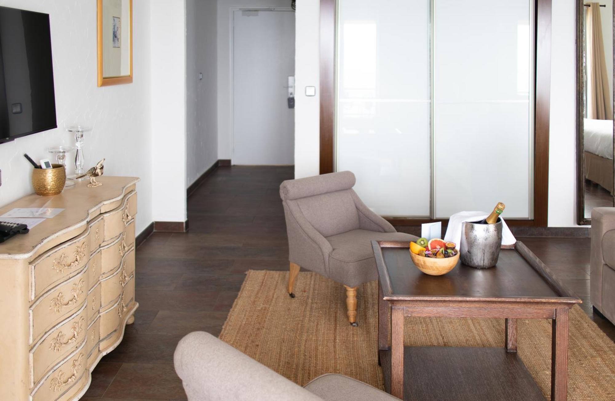 Surplage Hotel Cavaliere เลอลาวองดูว์ ภายนอก รูปภาพ
